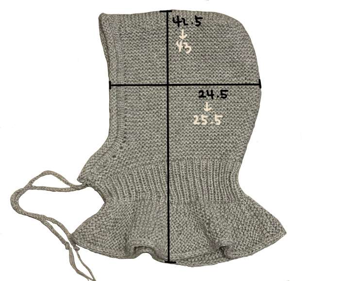 Knitted FORMI balaclava with hand-drawn measurements: 42.5 cm height, 24.5 cm width, labeled with arrows.
