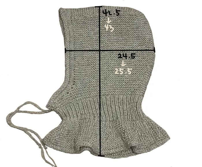 Knitted FORMI balaclava with hand-drawn measurements: 42.5 cm height, 24.5 cm width, labeled with arrows.